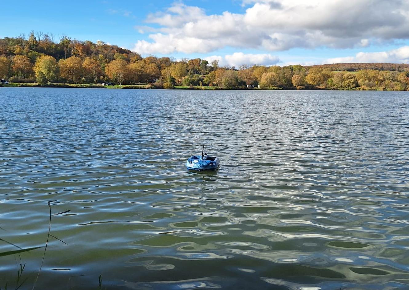 WhatsApp Image 2025-10-30 at 12.14.52 pêche carpe bateau amorceur étang nancy